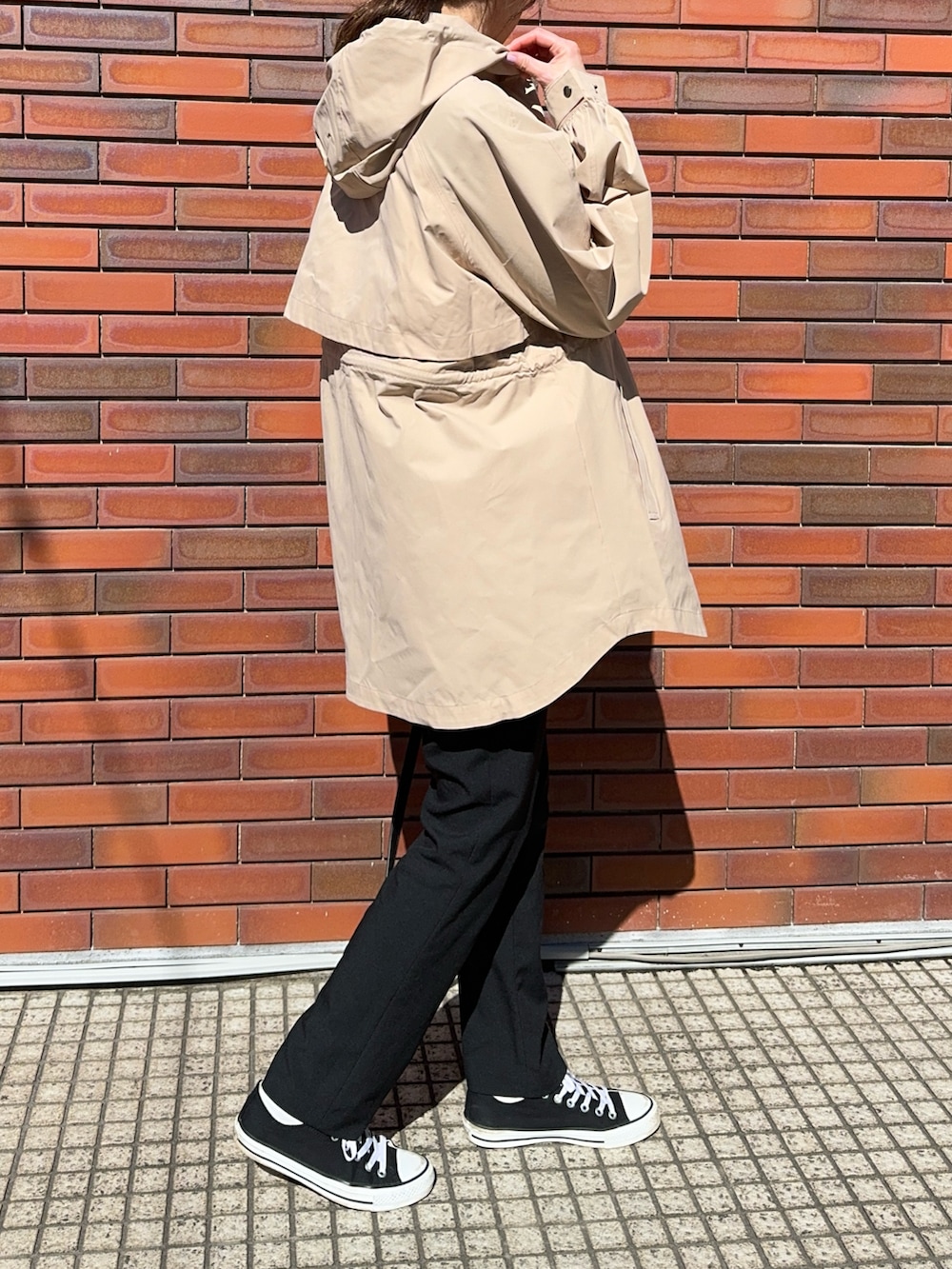 ベージュ系のジャケット/アウター、ブラック系のショルダーバッグ、ブラック系のスニーカーを着用したレディースの春コーディネートの2枚目の写真