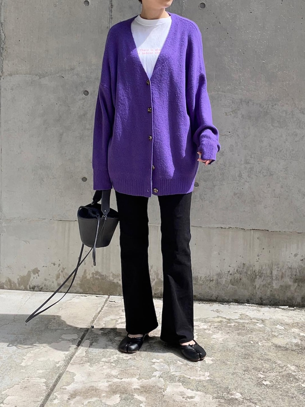 デニムパンツを使った「パープルカーディガン」の人気ファッション