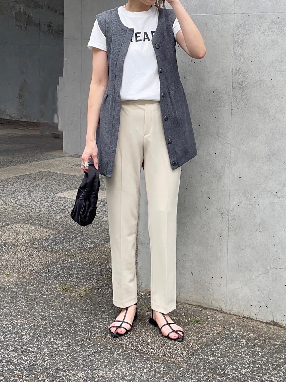 ホワイト系のTシャツ/カットソー、グレー系のベスト、ホワイト系のパンツを着用したレディースの夏コーディネートの2枚目の写真