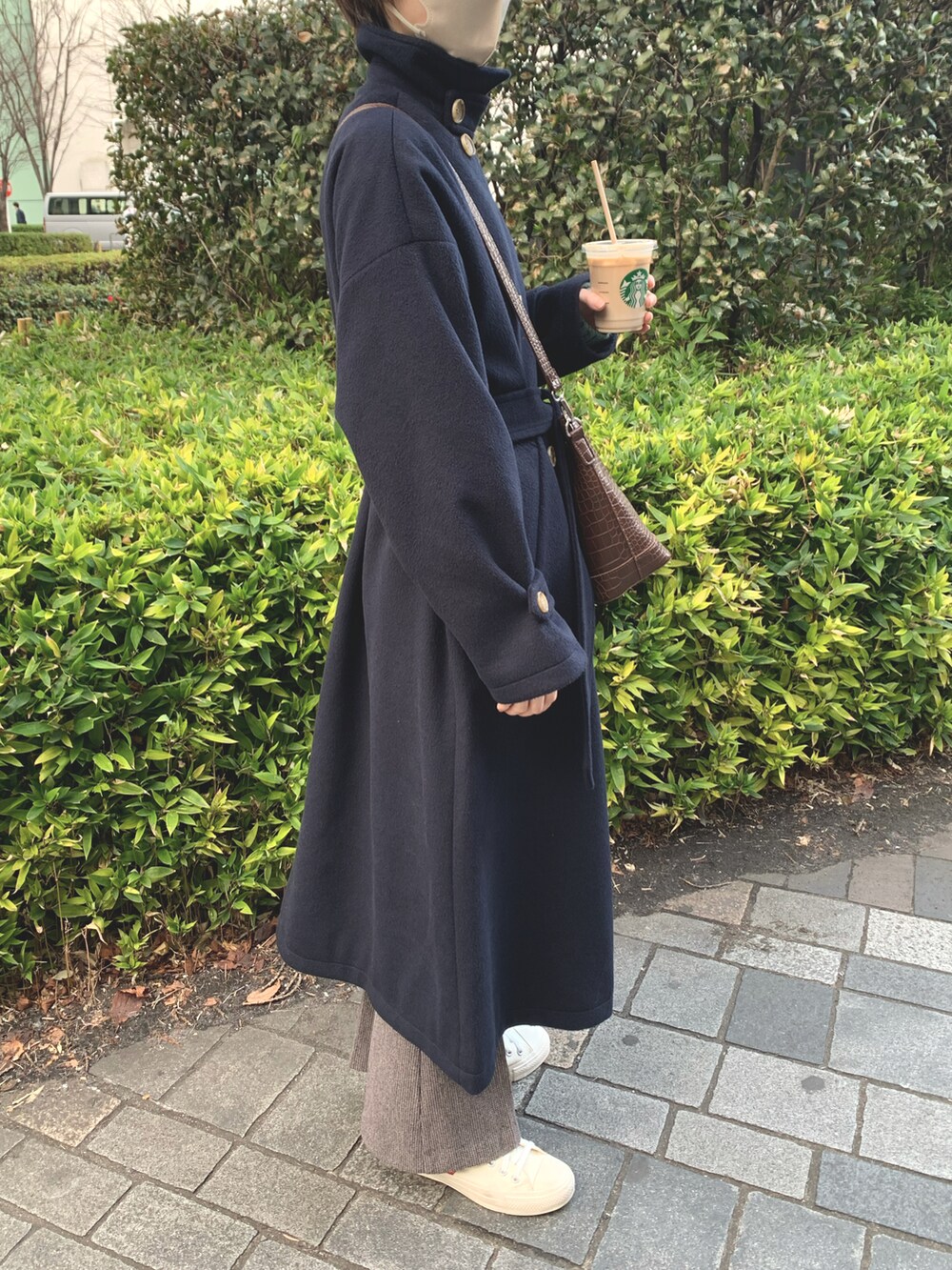 「大人カジュアル、スタンドカラー、ロングコート、センスオブプレイス、コート、メンズライク、高身長女子、きれいめカジュアル、スタンドカラーコート、スニーカー女子」|「SENSE OF PLACE by URBAN RESEARCHのウールライク2WAYステンカラーコート(ステンカラーコート、ブルー系)」を使った、ナオ✌︎さん(レディース・166cm)の冬コーディネートの2枚目の写真