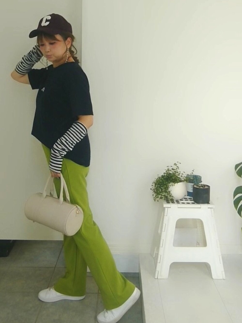 ブルー系のTシャツ/カットソー、グリーン系のその他パンツ、ホワイト系のショルダーバッグを着用したレディースの秋コーディネートの2枚目の写真