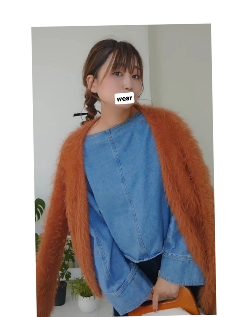 ブラウン系のカーディガン/ボレロ、ホワイト系のクラッチバッグ、ブルー系のシャツ/ブラウスを着用したレディースの秋コーディネートの2枚目の写真