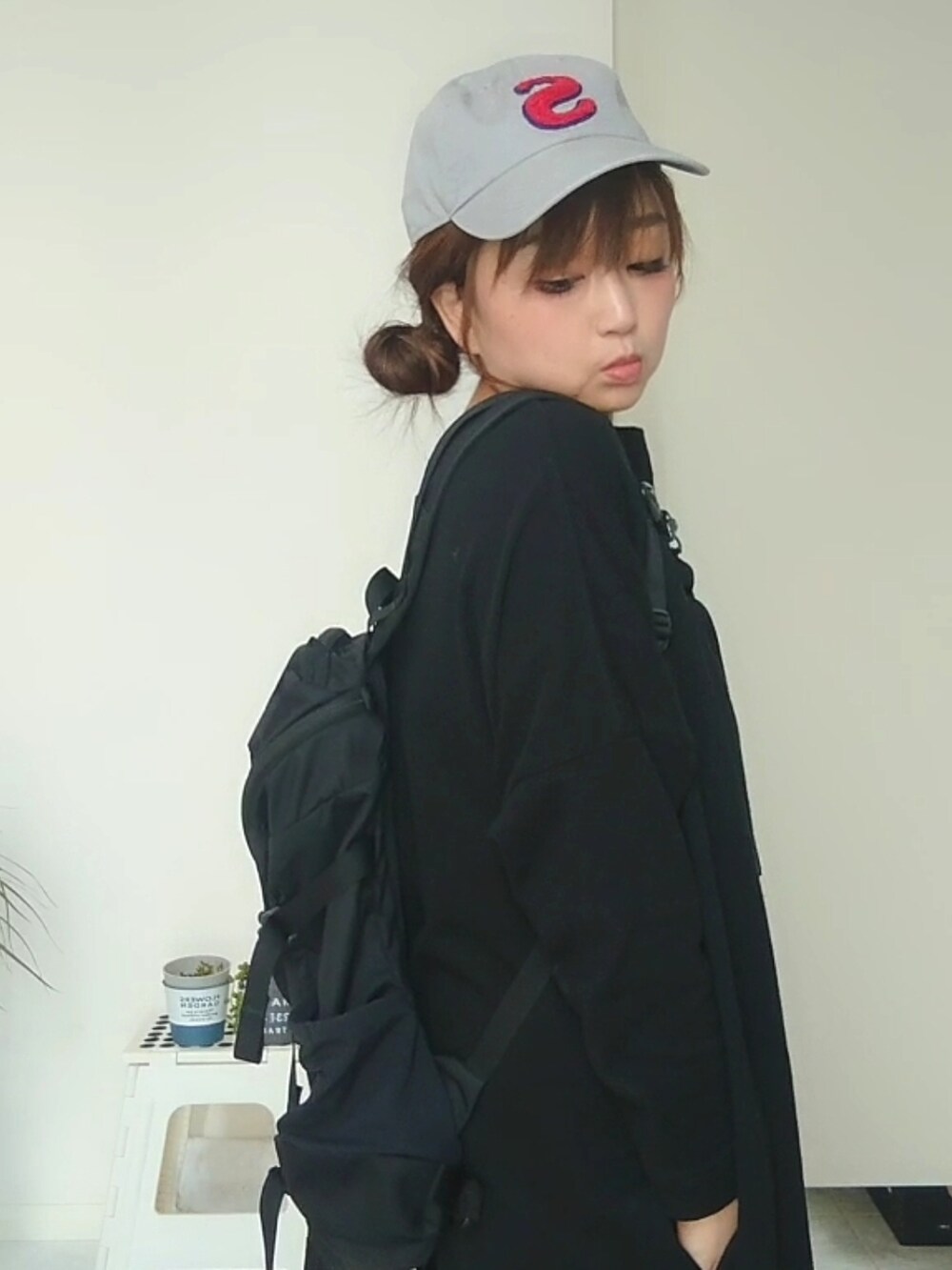 ブラック系のワンピース、レッド系のスニーカー、ブラック系のバックパック/リュックを着用したレディースの春コーディネートの4枚目の写真