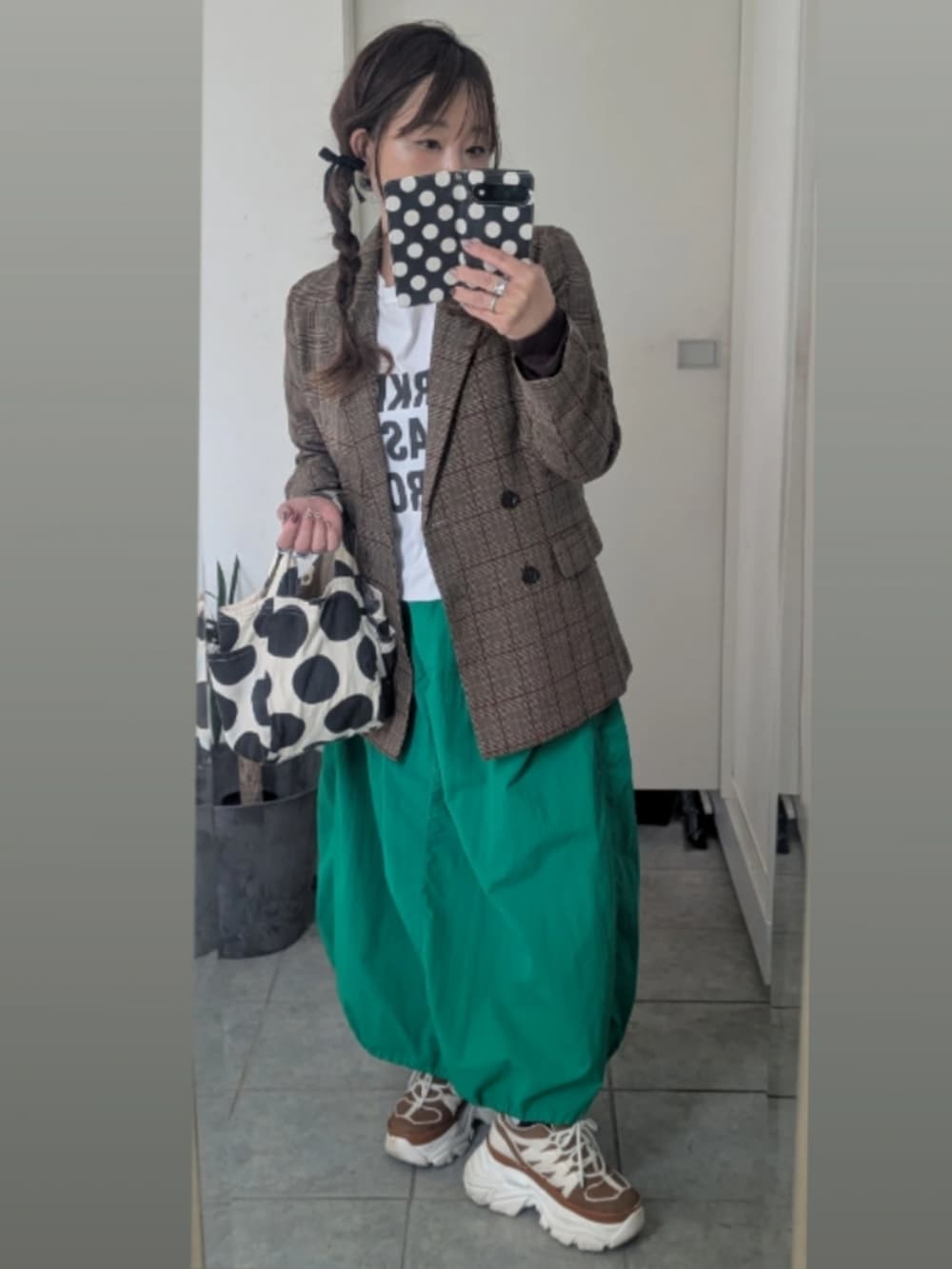 ホワイト系のTシャツ/カットソーを着用したレディースの春コーディネートの2枚目の写真