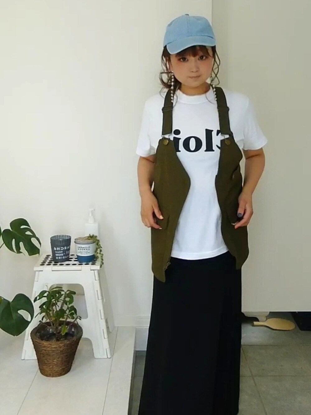 ホワイト系のTシャツ/カットソー、グリーン系のベスト、ブラック系のスカートを着用したレディースの夏コーディネートの3枚目の写真