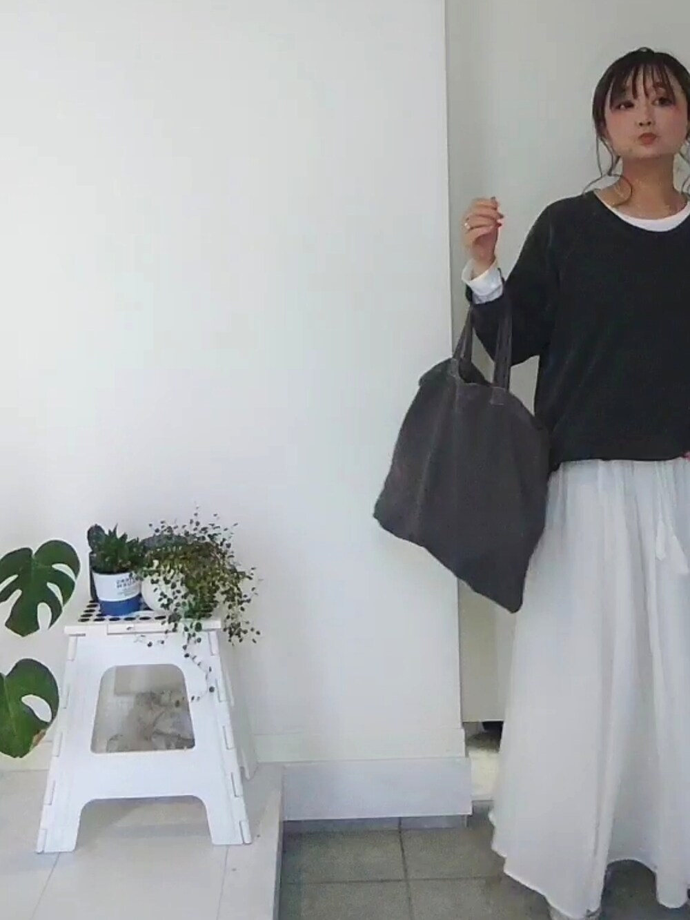 ホワイト系のTシャツ/カットソー、ホワイト系のスカートを着用したレディースの春コーディネートの2枚目の写真