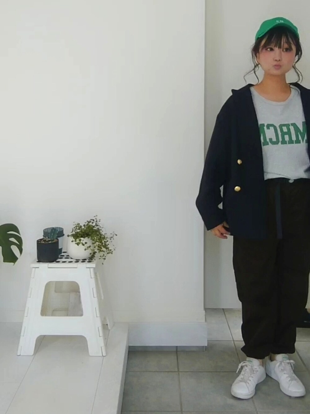 グレー系のTシャツ/カットソー、ブルー系のテーラードジャケット、ブラウン系のその他パンツを着用したレディースの秋コーディネートの4枚目の写真