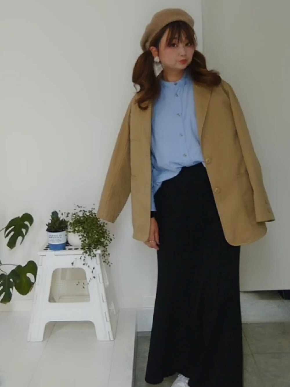 ブルー系のシャツ/ブラウス、ベージュ系のテーラードジャケットを着用したレディースの春コーディネートの3枚目の写真