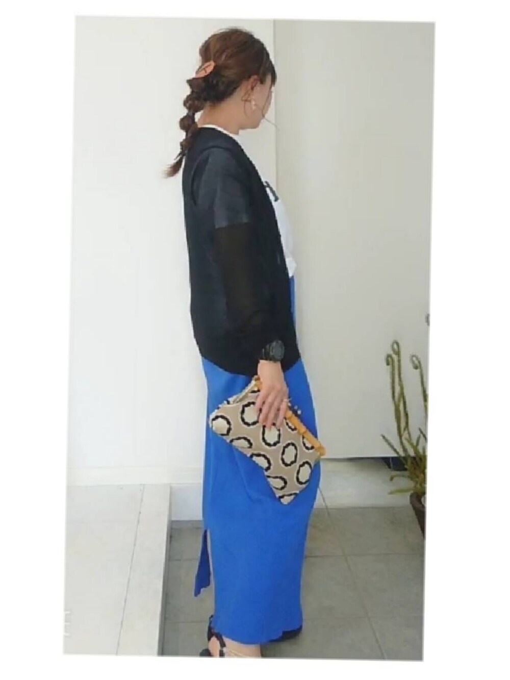 ホワイト系のTシャツ/カットソー、ブルー系のスカートを着用したレディースの夏コーディネートの4枚目の写真