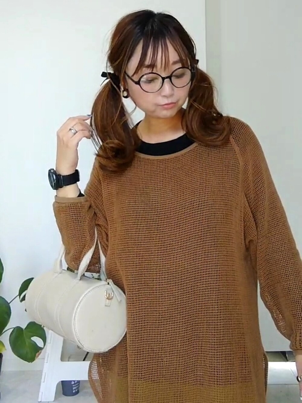 ブラウン系のワンピース、グリーン系のその他パンツを着用したレディースの春コーディネートの3枚目の写真