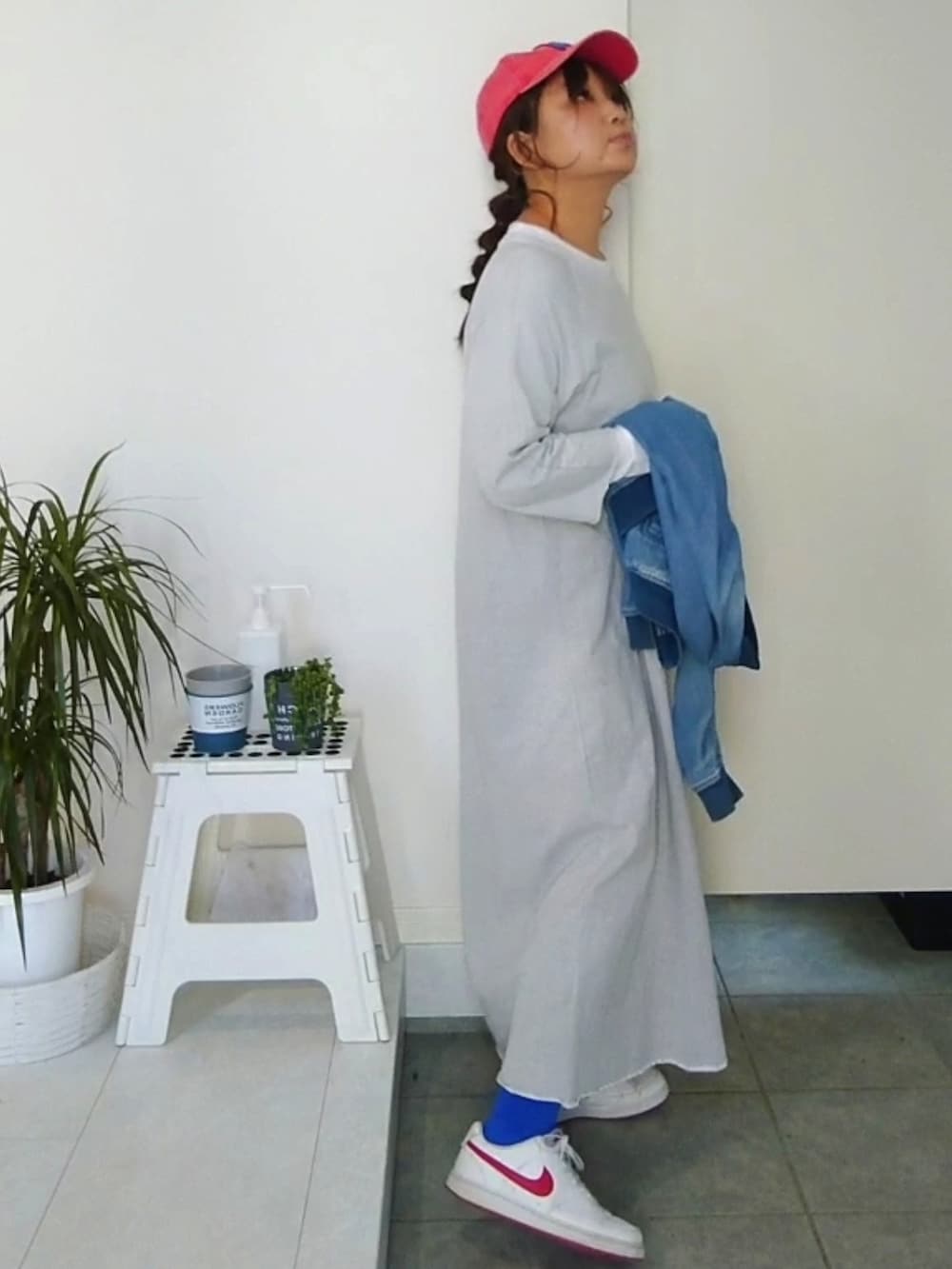 グレー系のワンピース、ホワイト系のスニーカー、グリーン系のソックス/靴下を着用したレディースの春コーディネートの4枚目の写真