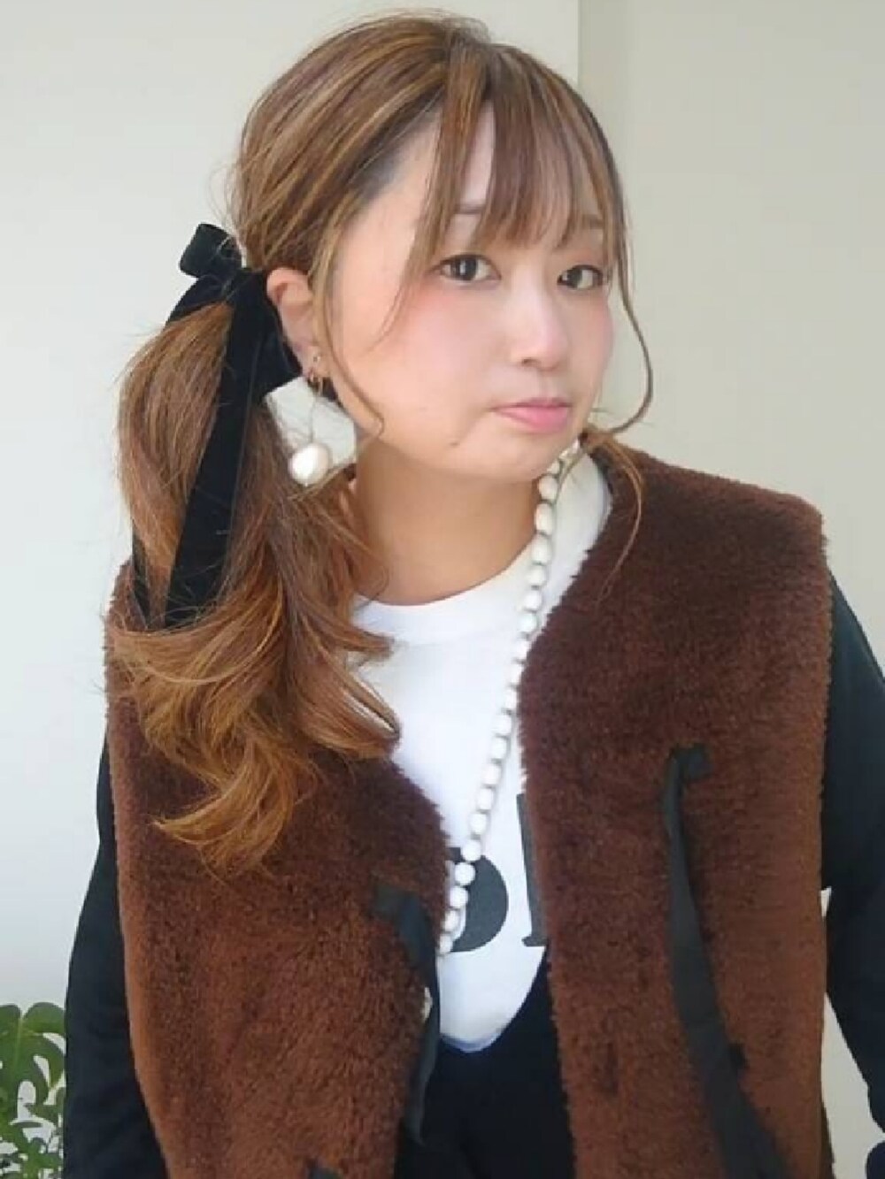 ブラック系のワンピース、ホワイト系のTシャツ/カットソー、ホワイト系のスマホグッズを着用したレディースの冬コーディネートの5枚目の写真