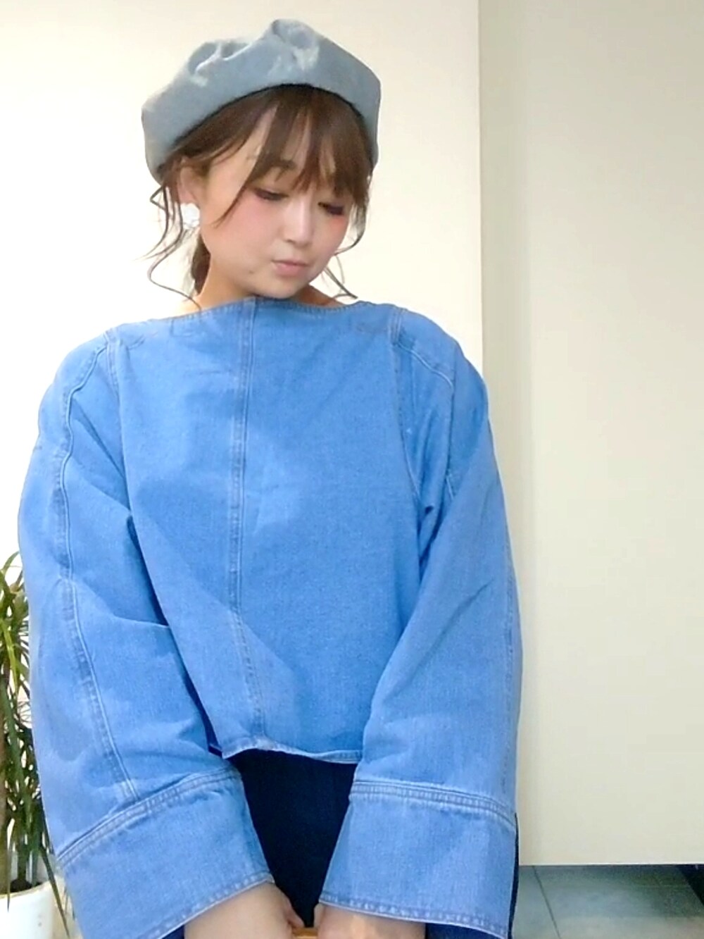 ブルー系のシャツ/ブラウス、ブルー系のその他パンツ、ホワイト系のクラッチバッグを着用したレディースの春コーディネートの4枚目の写真