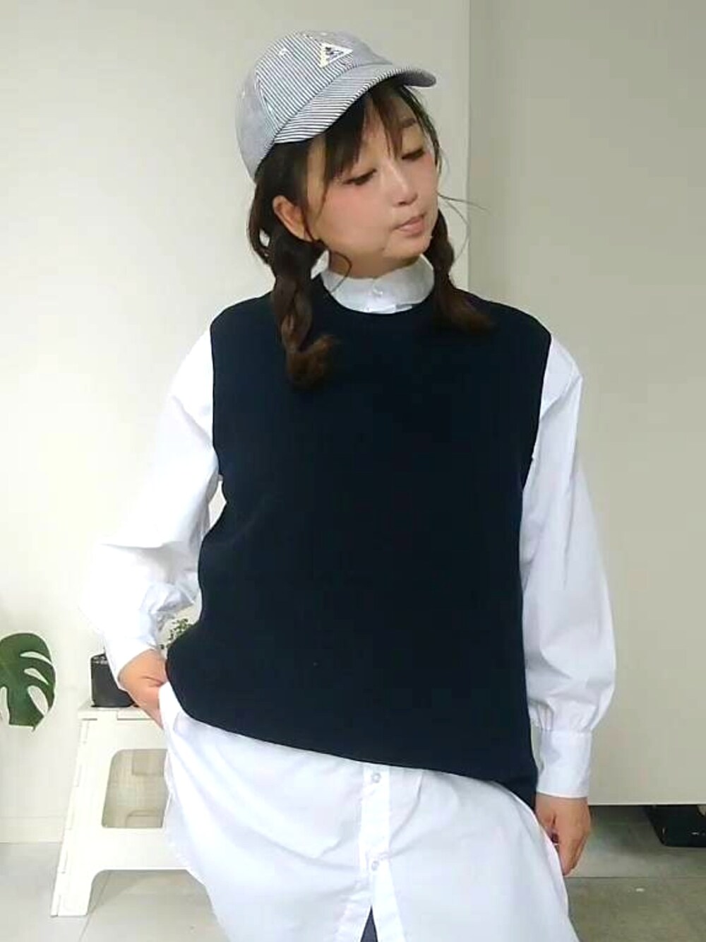グレー系のその他パンツ、ブラック系のキャップを着用したレディースの秋コーディネートの3枚目の写真