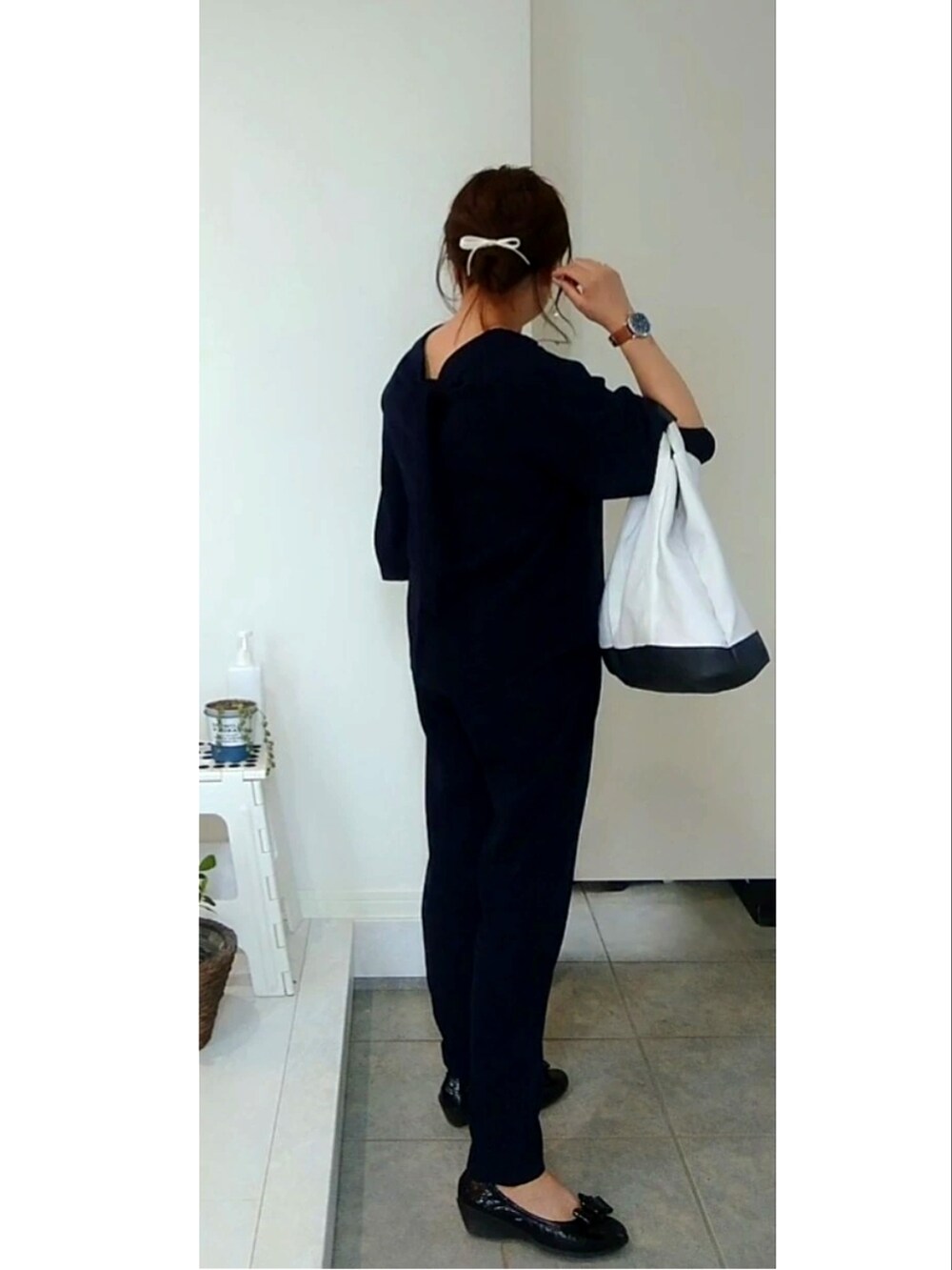 ブルー系のセットアップを着用したレディースの夏コーディネートの2枚目の写真