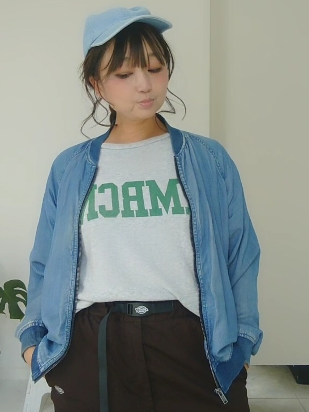 グレー系のTシャツ/カットソー、ブラウン系のその他パンツを着用したレディースの秋コーディネートの4枚目の写真
