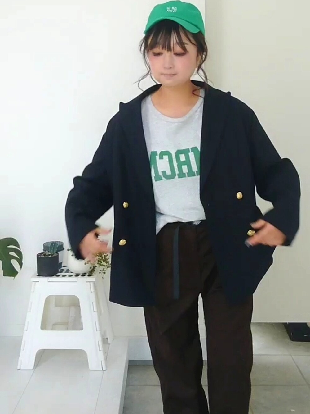 グレー系のTシャツ/カットソー、ブルー系のテーラードジャケット、ブラウン系のその他パンツを着用したレディースの秋コーディネートの2枚目の写真