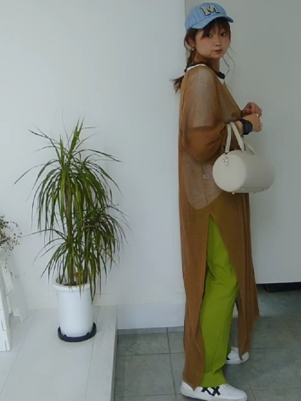 ブラウン系のワンピース、グリーン系のその他パンツ、ホワイト系のスニーカーを着用したレディースの夏コーディネートの3枚目の写真