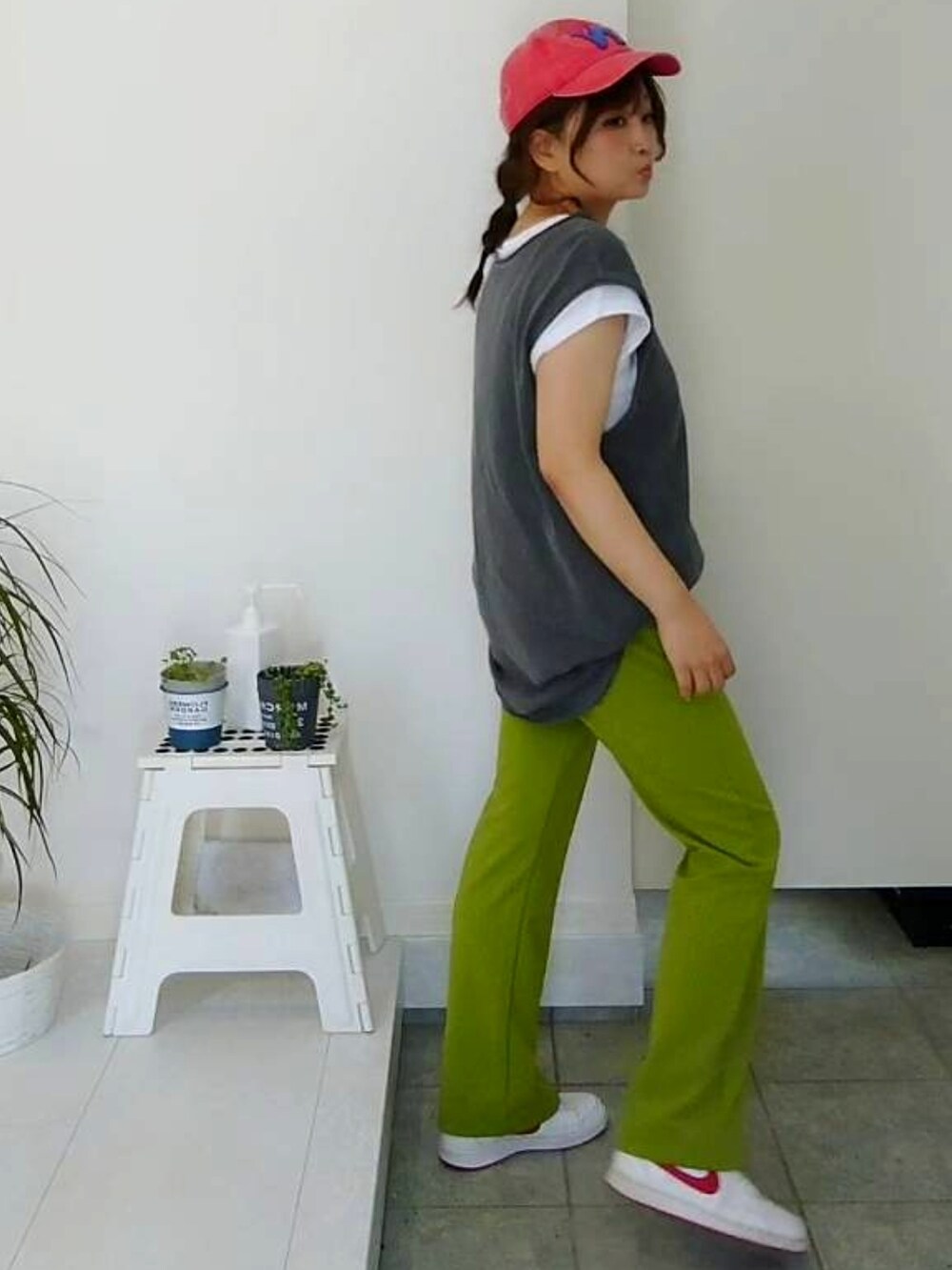 グレー系のTシャツ/カットソー、グリーン系のその他パンツを着用したレディースの春コーディネートの2枚目の写真