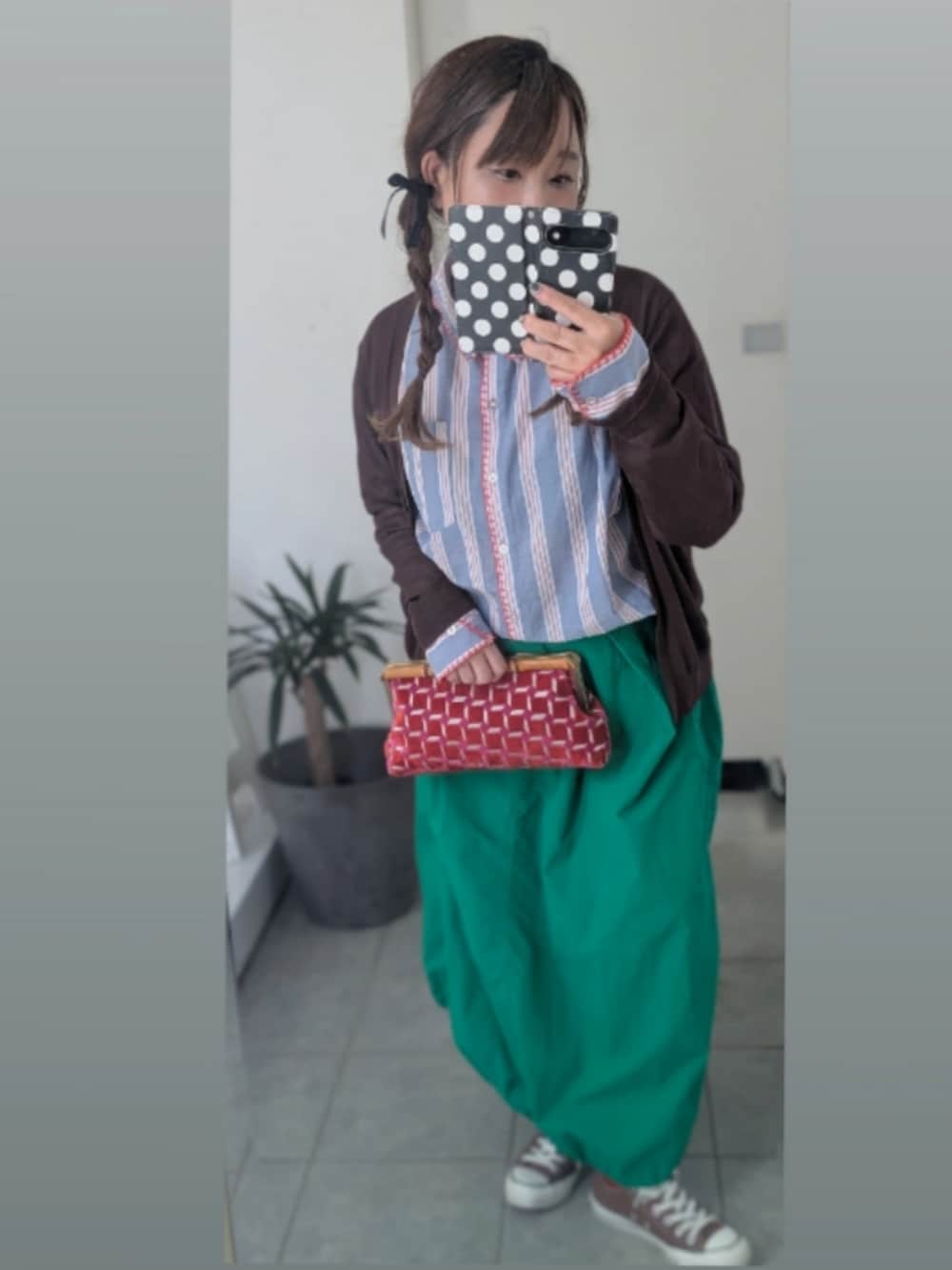 ブルー系のシャツ/ブラウスを着用したレディースの冬コーディネートの2枚目の写真