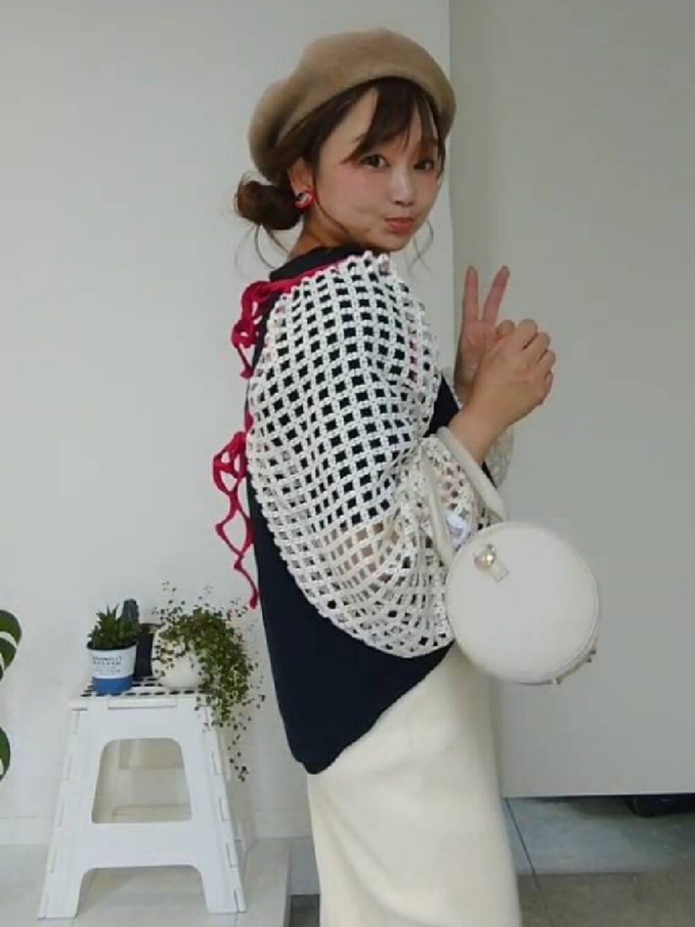 ブルー系のTシャツ/カットソー、ホワイト系のカーディガン/ボレロ、ホワイト系のショルダーバッグを着用したレディースの夏コーディネートの3枚目の写真