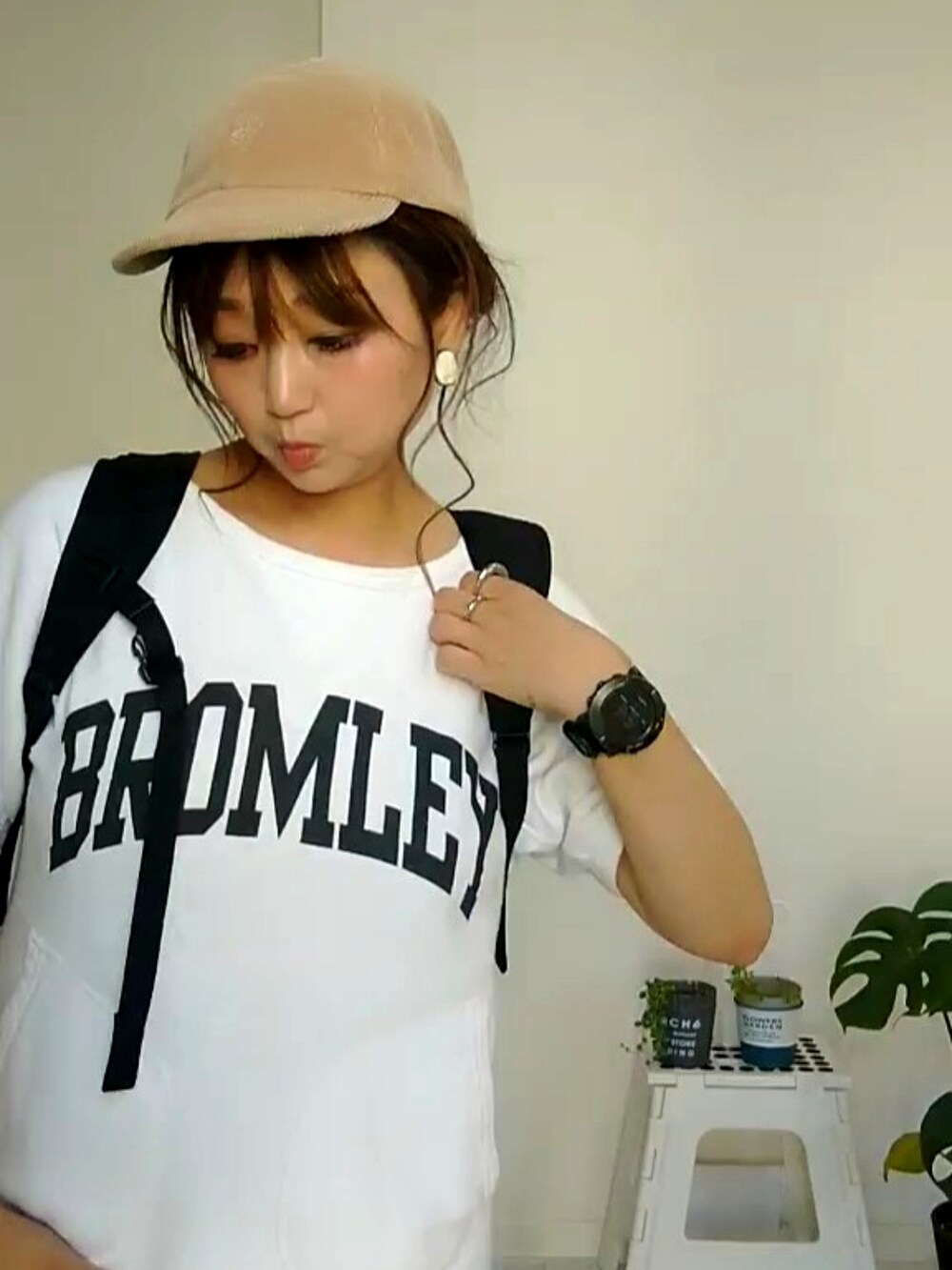 ホワイト系のスウェット、ブラック系のスカートを着用したレディースの春コーディネートの3枚目の写真