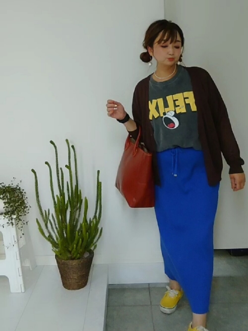 ブラック系のTシャツ/カットソー、ブルー系のスカート、ブラウン系のトートバッグを着用したレディースの夏コーディネートの3枚目の写真