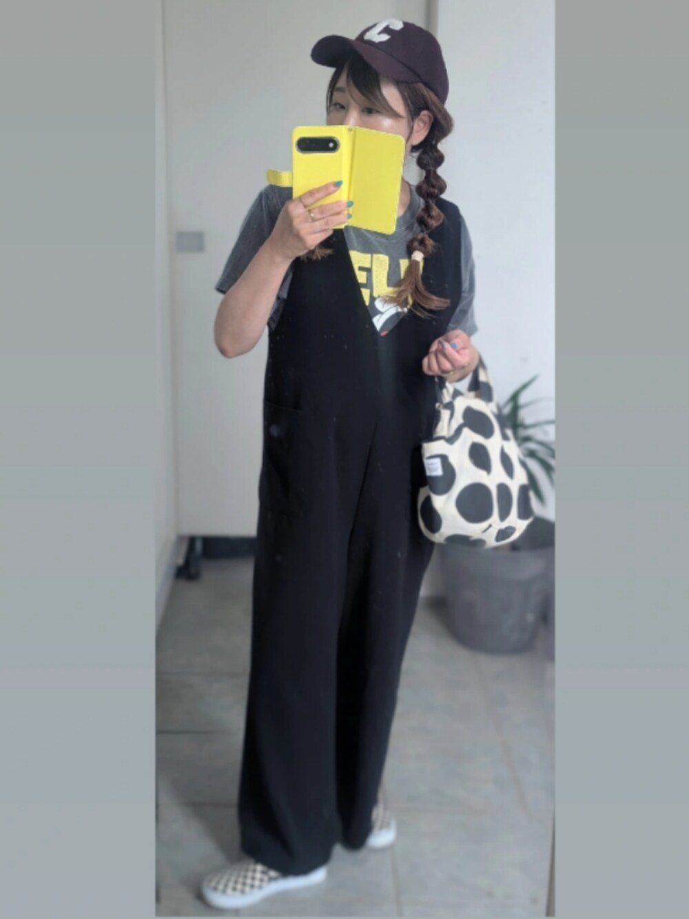 ブラック系のサロペット/オーバーオールを着用したレディースの夏コーディネートの2枚目の写真