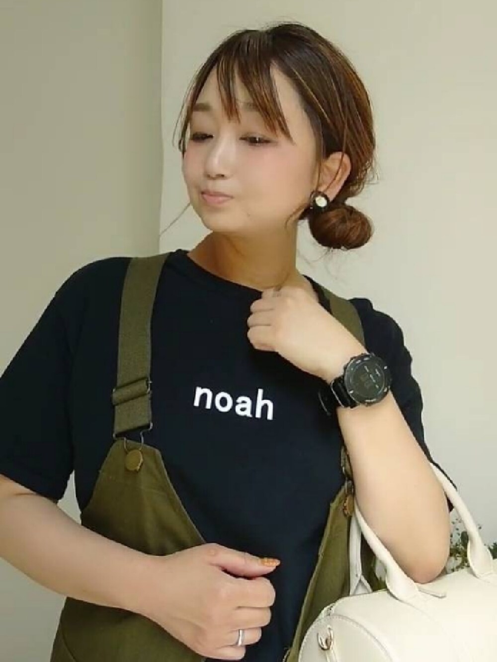 グリーン系のベスト、ブルー系のTシャツ/カットソー、ホワイト系のショルダーバッグを着用したレディースの夏コーディネートの3枚目の写真