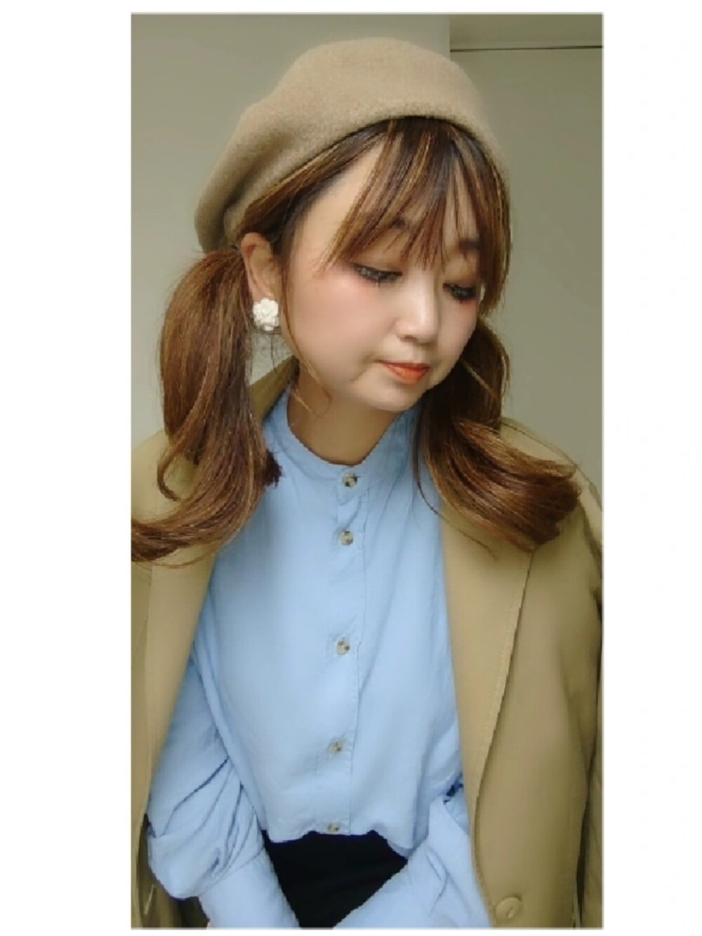 ブルー系のシャツ/ブラウス、ベージュ系のテーラードジャケットを着用したレディースの春コーディネートの4枚目の写真