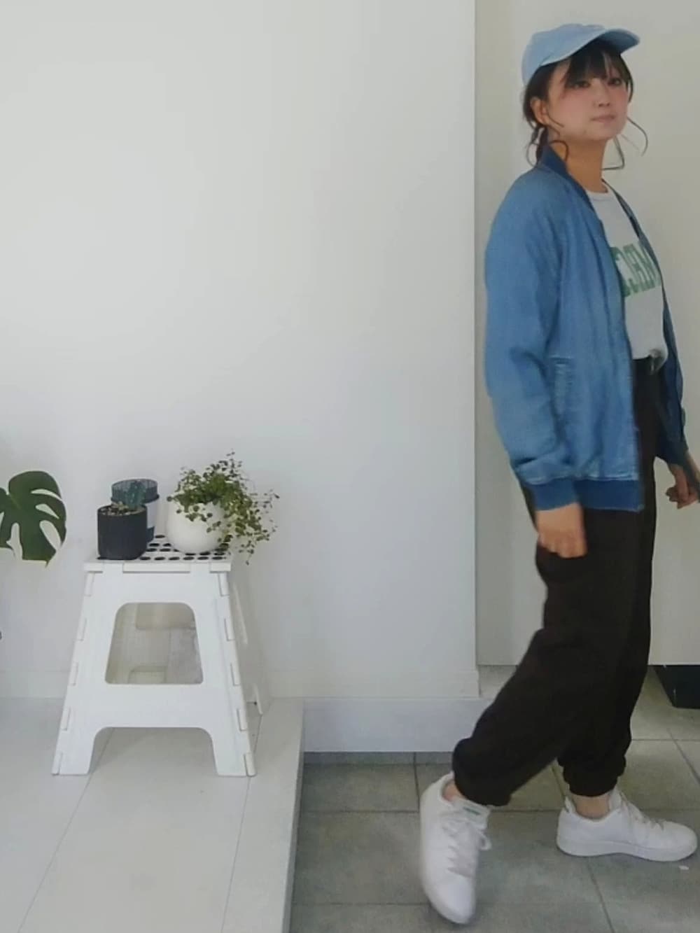 グレー系のTシャツ/カットソー、ブラウン系のその他パンツを着用したレディースの秋コーディネートの2枚目の写真