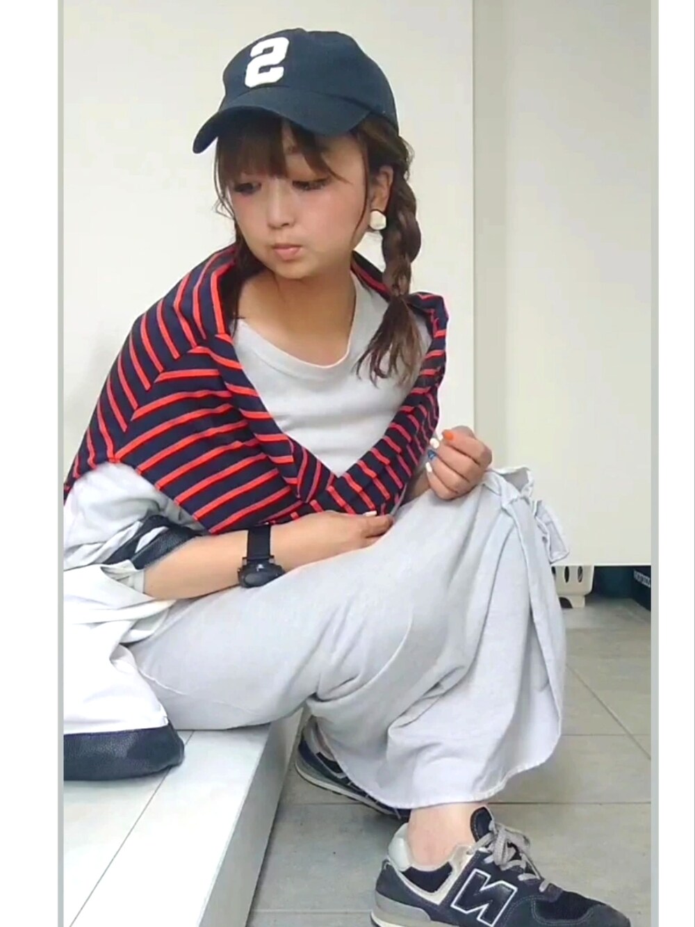 ブルー系のTシャツ/カットソー、グレー系のワンピース、ブルー系のキャップを着用したレディースの夏コーディネートの3枚目の写真
