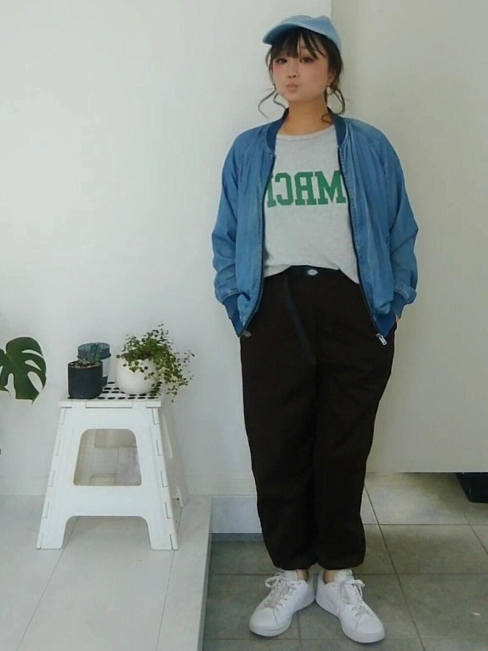 グレー系のTシャツ/カットソー、ブラウン系のその他パンツを着用したレディースの秋コーディネートの3枚目の写真