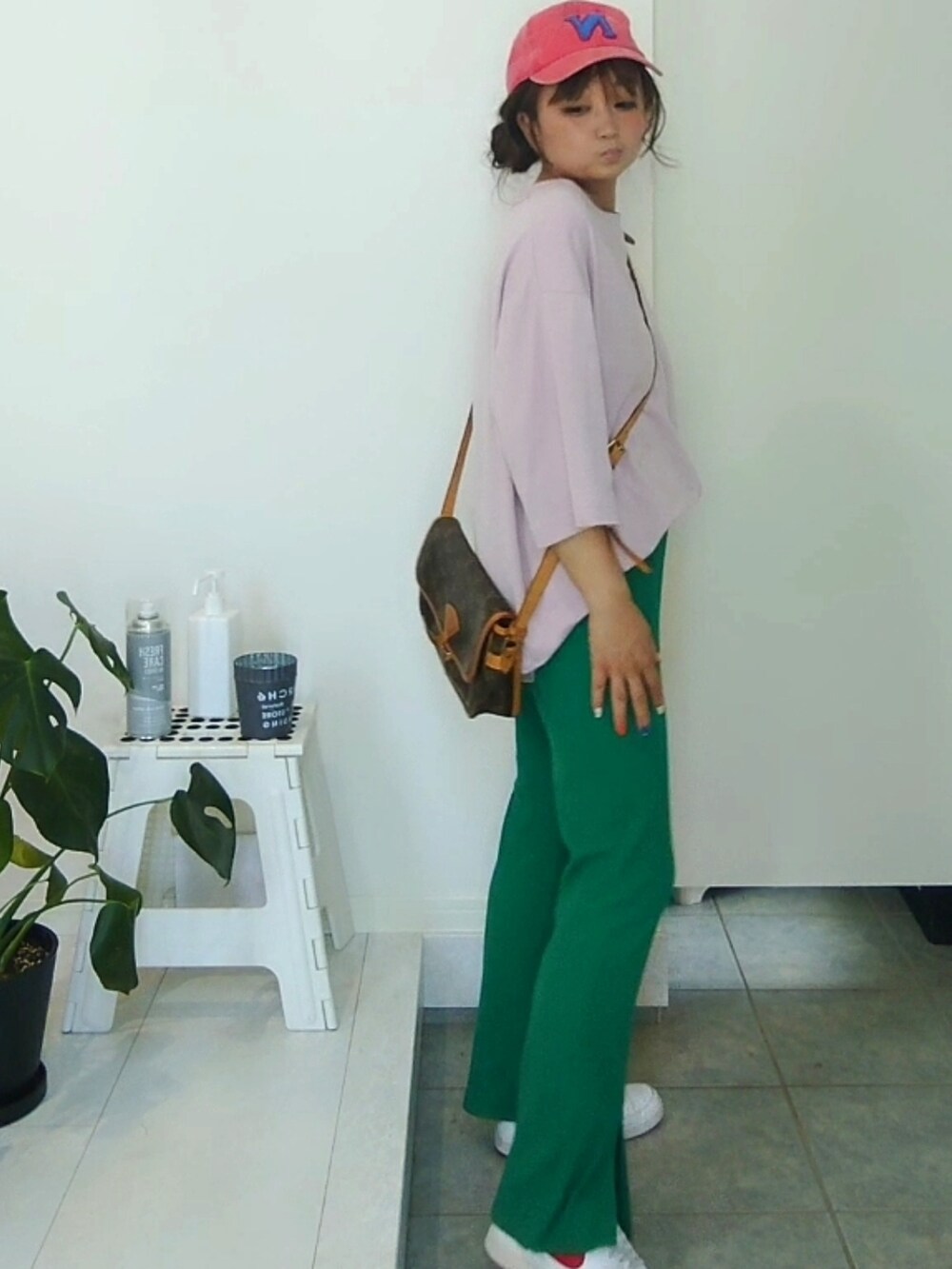 グリーン系のその他パンツを着用したレディースの夏コーディネートの2枚目の写真