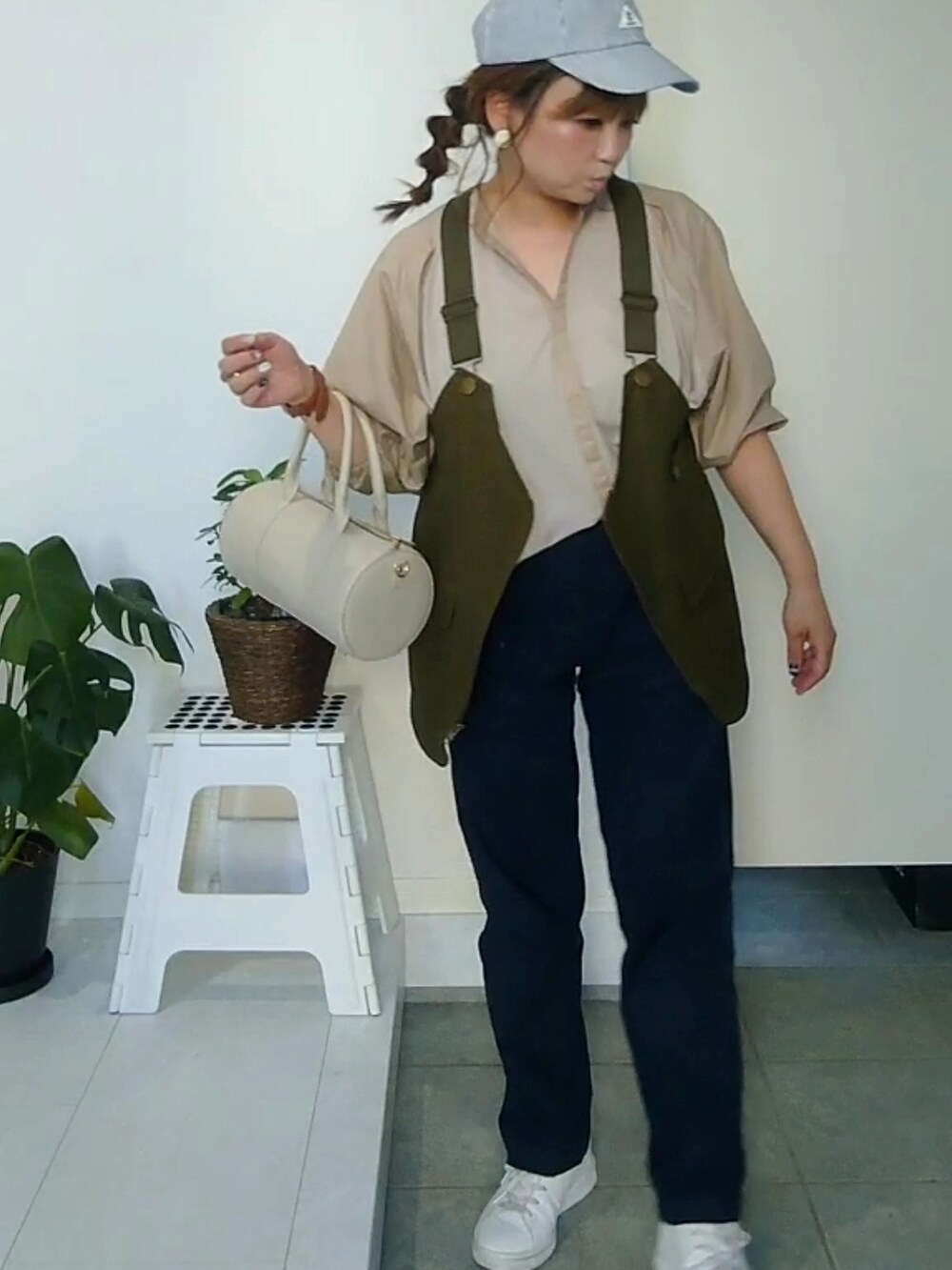 ベージュ系のシャツ/ブラウス、グリーン系のベスト、ブルー系のその他パンツを着用したレディースの秋コーディネートの3枚目の写真