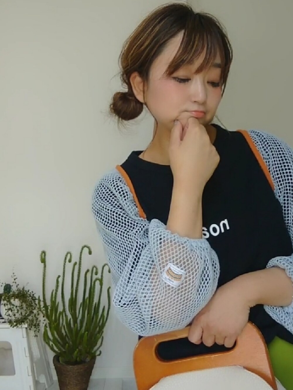 ブルー系のカーディガン/ボレロ、ブルー系のTシャツ/カットソー、ホワイト系のクラッチバッグを着用したレディースの夏コーディネートの2枚目の写真