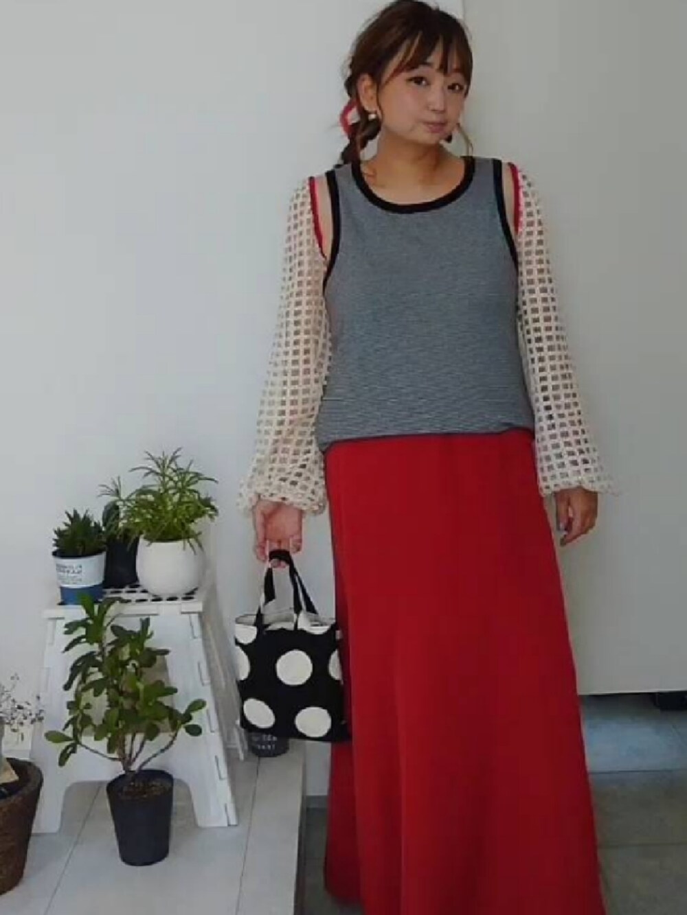 ブラック系のタンクトップ、ホワイト系のカーディガン/ボレロを着用したレディースの夏コーディネートの2枚目の写真