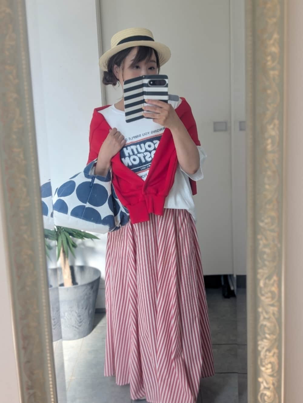 ホワイト系のTシャツ/カットソー、レッド系のスカート、レッド系のカーディガン/ボレロを着用したレディースの夏コーディネートの2枚目の写真