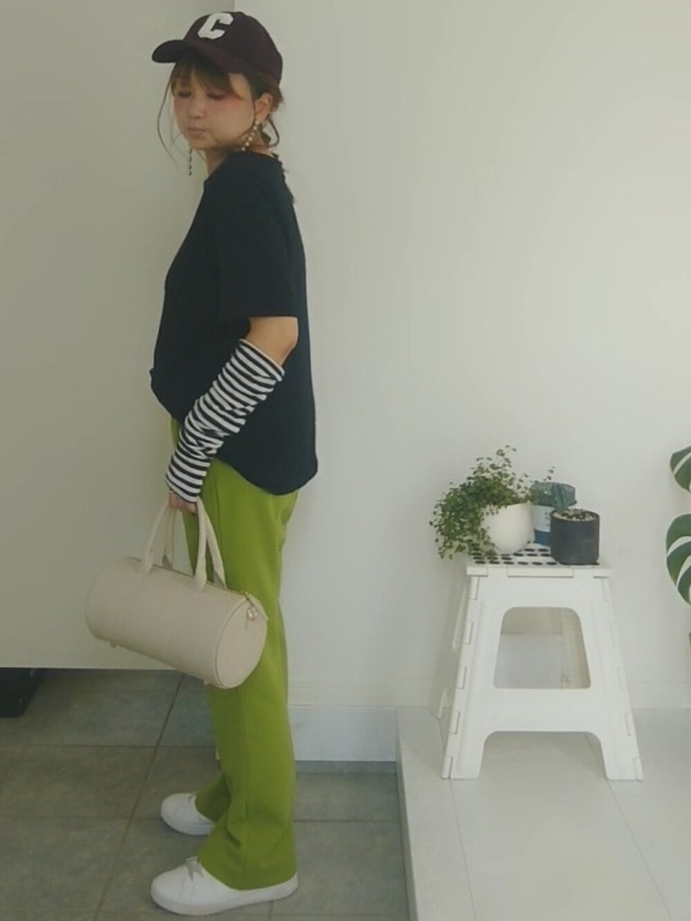 ブルー系のTシャツ/カットソー、グリーン系のその他パンツ、ホワイト系のショルダーバッグを着用したレディースの秋コーディネートの3枚目の写真