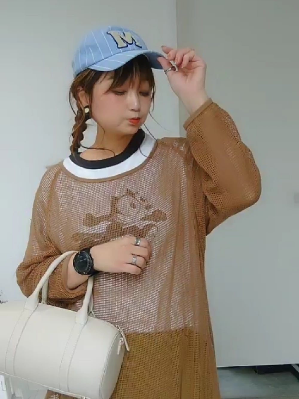 ブラウン系のワンピース、グリーン系のその他パンツ、ホワイト系のスニーカーを着用したレディースの夏コーディネートの2枚目の写真