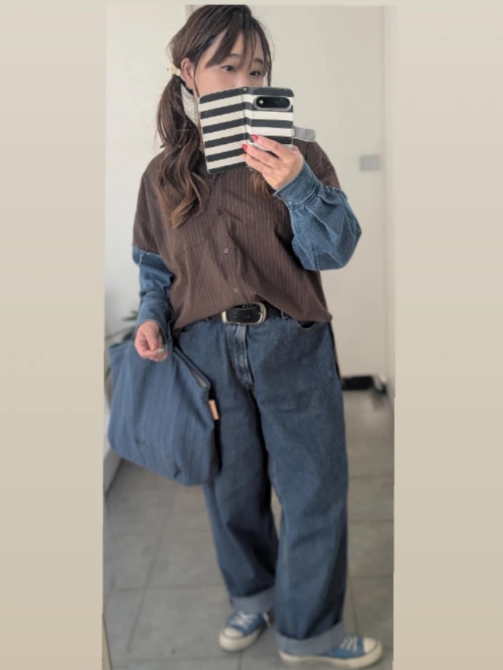 ブラウン系のシャツ/ブラウスを着用したレディースの冬コーディネートの2枚目の写真