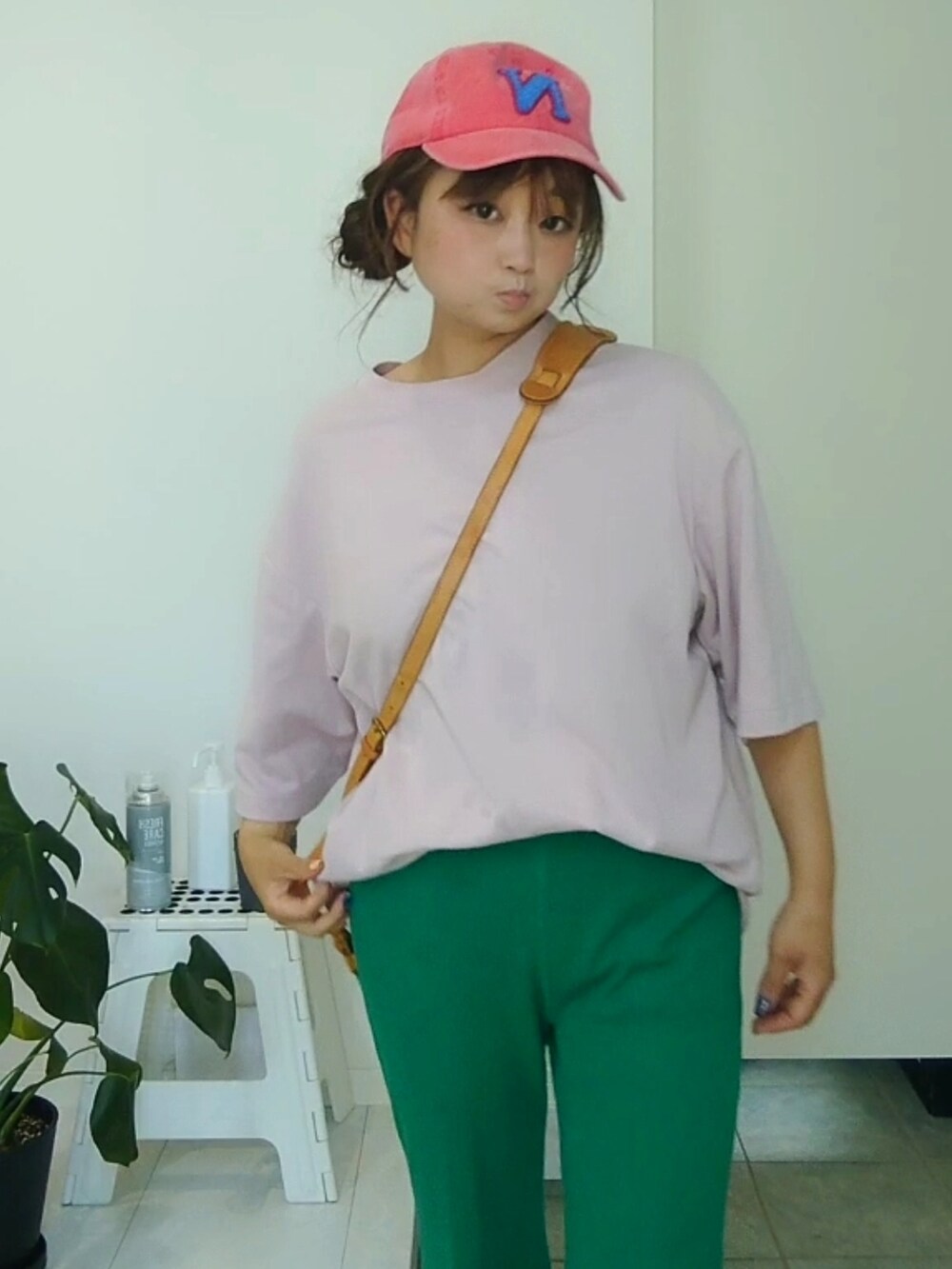 グリーン系のその他パンツを着用したレディースの夏コーディネートの3枚目の写真