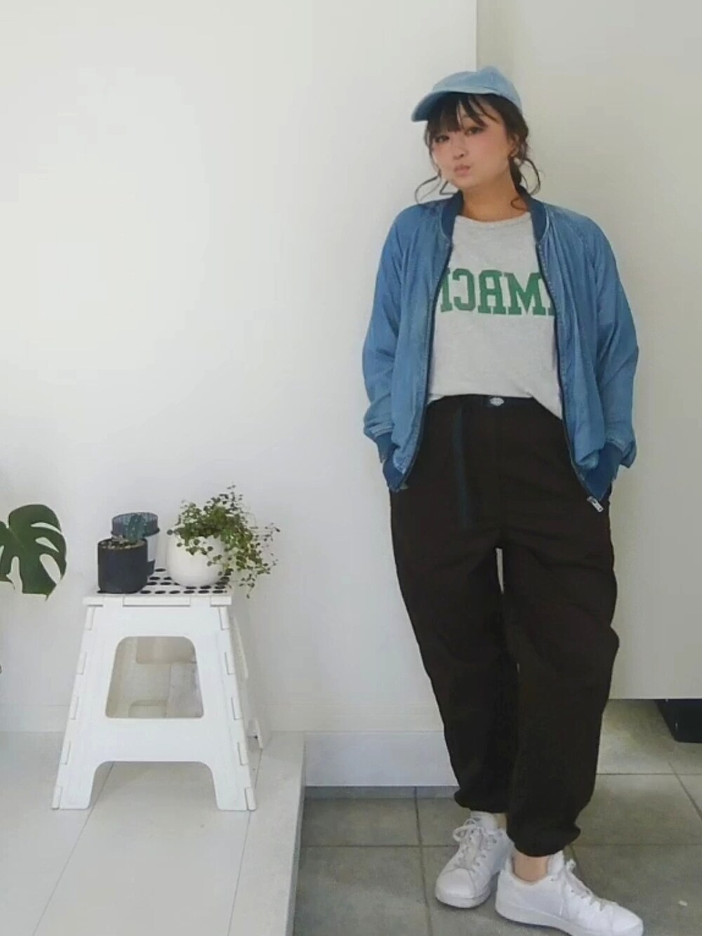 グレー系のTシャツ/カットソー、ブラウン系のその他パンツを着用したレディースの秋コーディネートの5枚目の写真