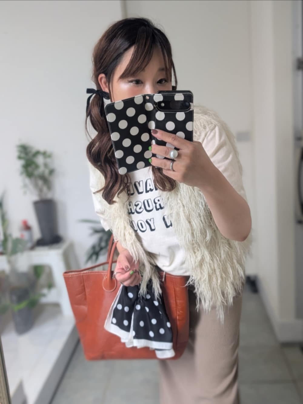 ホワイト系のTシャツ/カットソーを着用したレディースの夏コーディネートの2枚目の写真