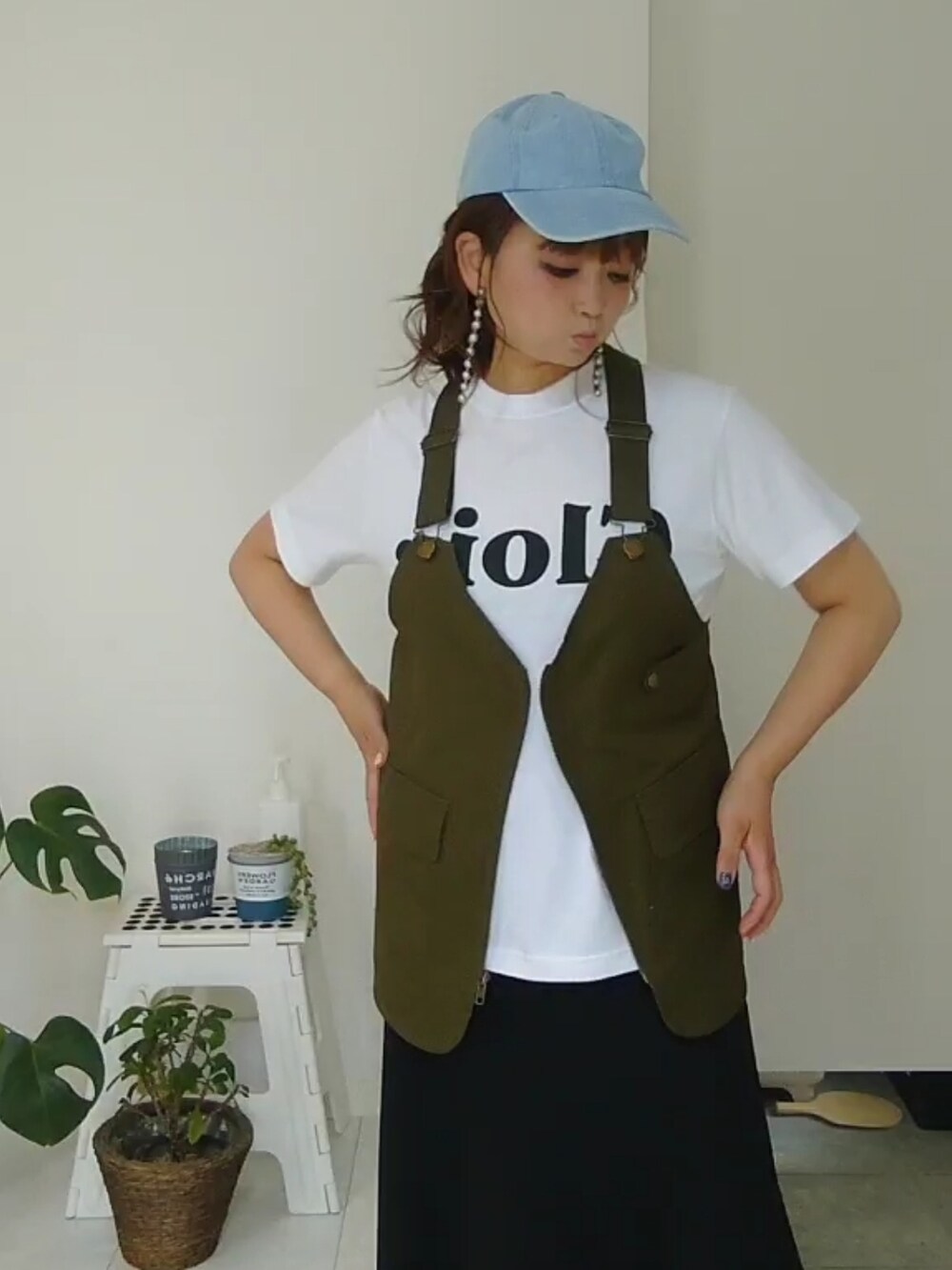 ホワイト系のTシャツ/カットソー、グリーン系のベスト、ブラック系のスカートを着用したレディースの夏コーディネートの2枚目の写真