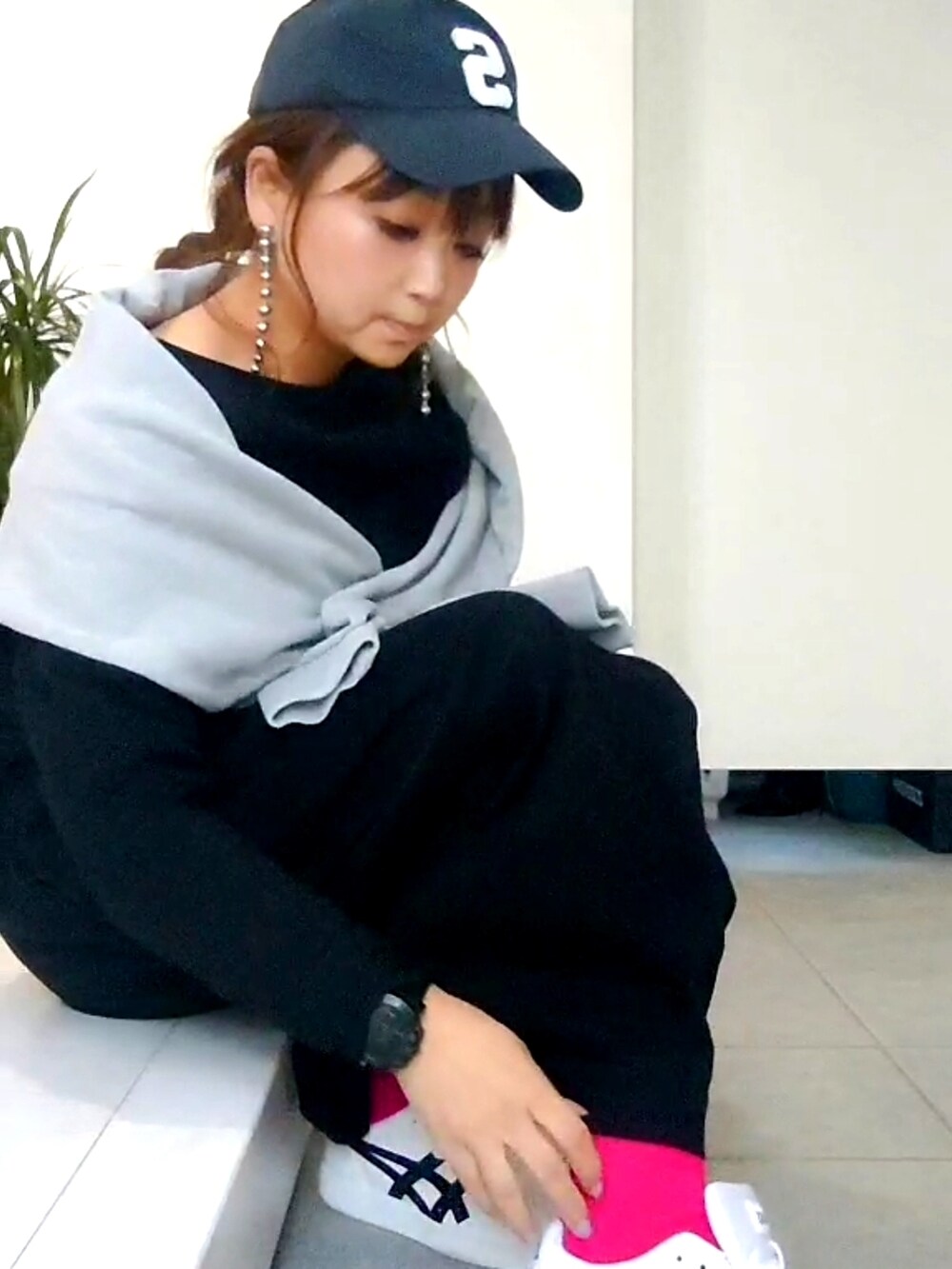 ホワイト系のスニーカー、ブラック系のワンピース、ピンク系のソックス/靴下を着用したレディースの春コーディネートの2枚目の写真