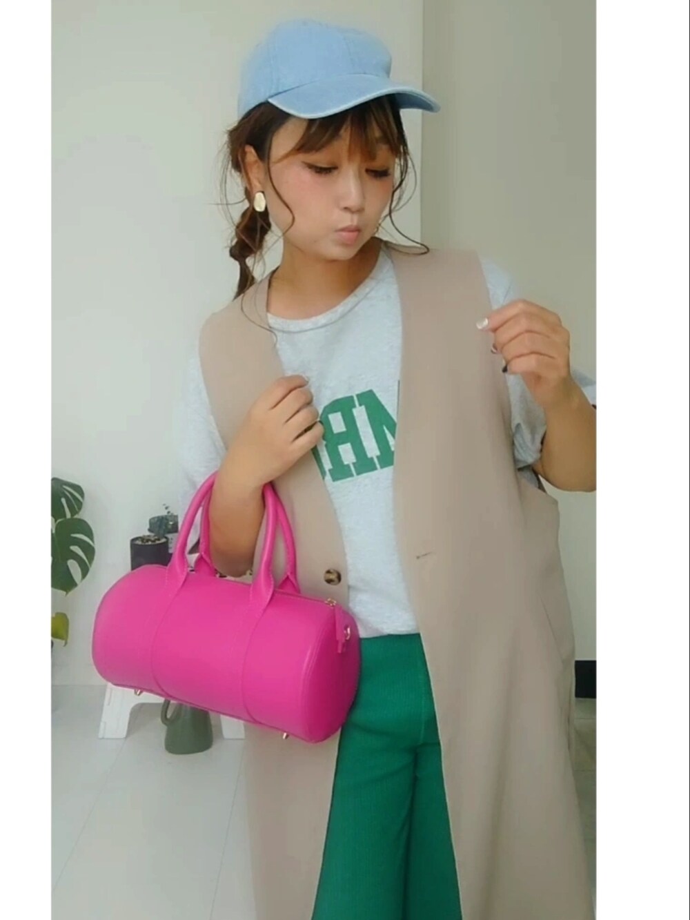 グレー系のTシャツ/カットソー、グリーン系のその他パンツ、ホワイト系のベストを着用したレディースの秋コーディネートの2枚目の写真