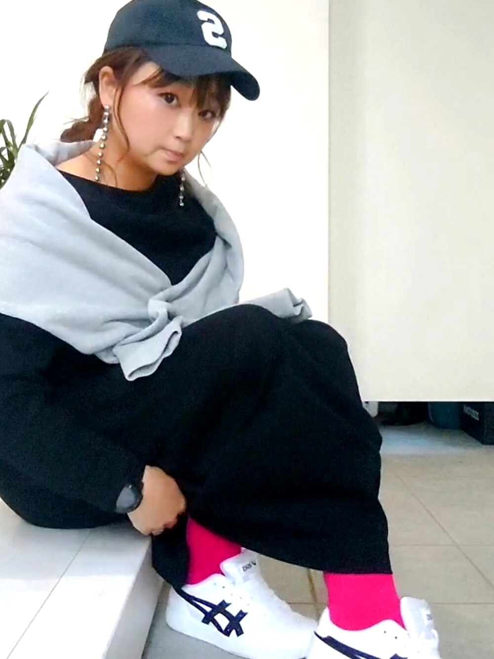 ホワイト系のスニーカー、ブラック系のワンピース、ピンク系のソックス/靴下を着用したレディースの春コーディネートの3枚目の写真