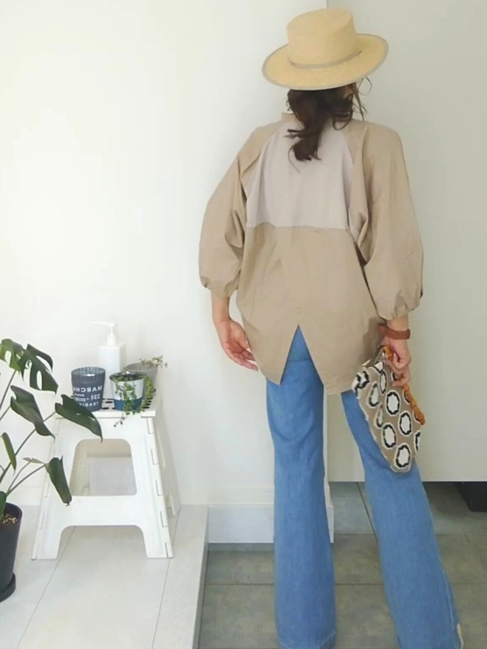 ベージュ系のシャツ/ブラウス、ブルー系のデニムパンツを着用したレディースの夏コーディネートの3枚目の写真