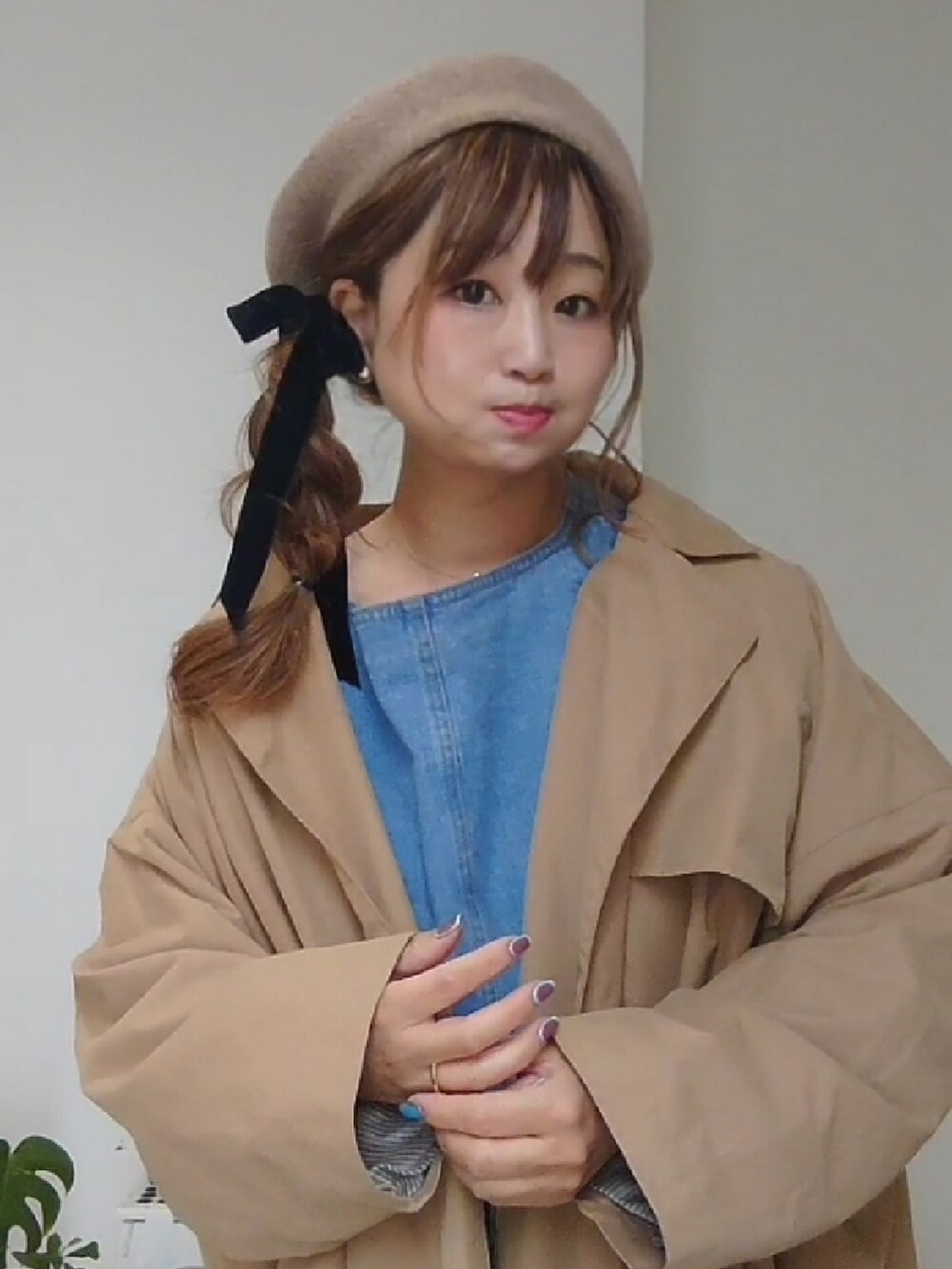 ブラウン系のカーディガン/ボレロ、ブルー系のシャツ/ブラウス、ブルー系のデニムパンツを着用したレディースの冬コーディネートの4枚目の写真